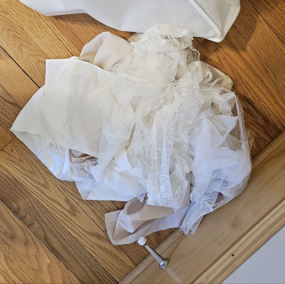 Vera Wang Wedding Gown - Picture 14 of 16